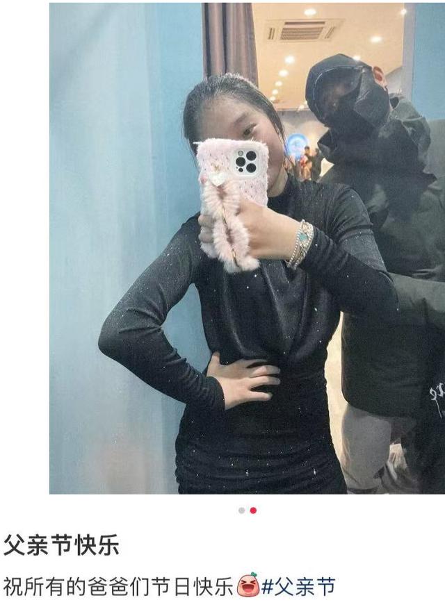 无名指戴戒, 时双手叉腰